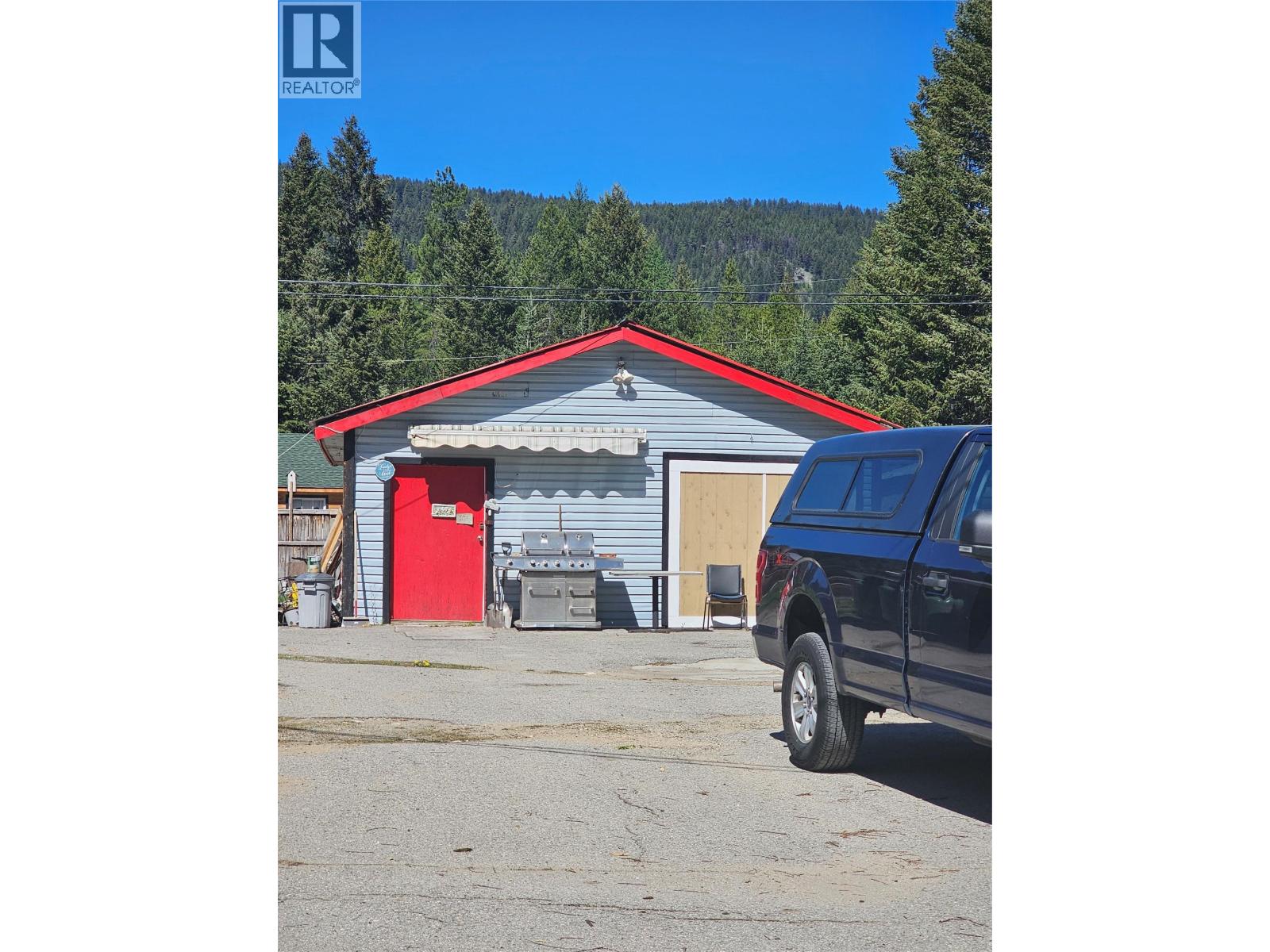 5851 33 Highway Property Photo 12