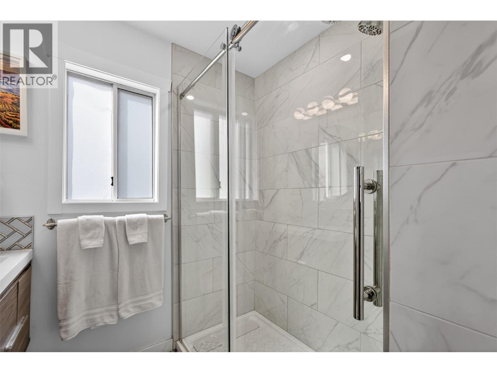 974 Creston Avenue Property Photo 14
