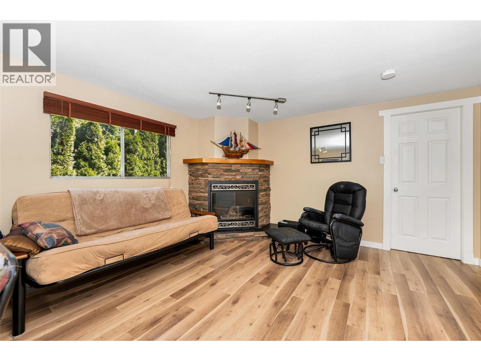 8979 Hummingbird Frontage Road Property Photo 26