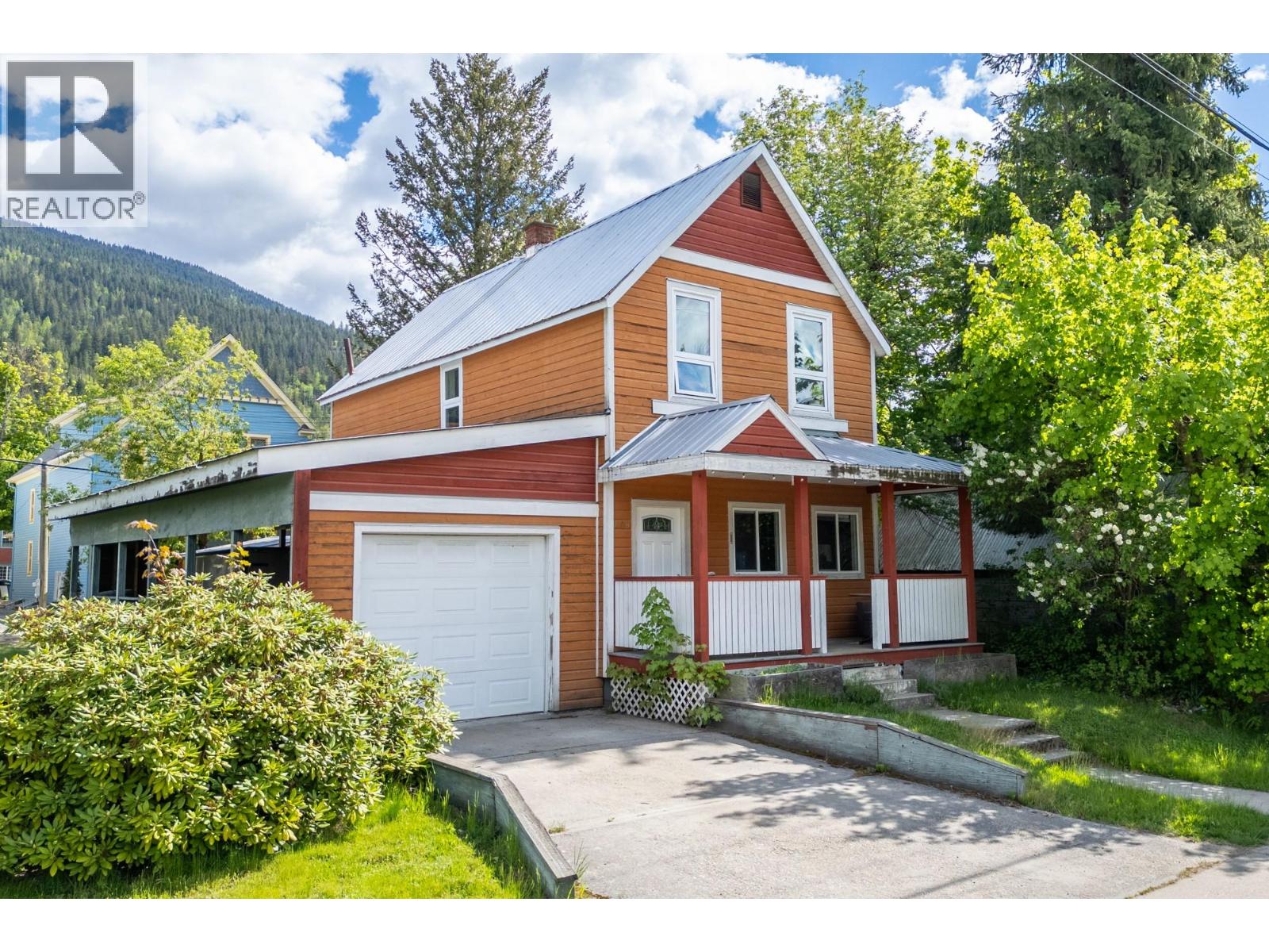 408 Third Street W Property Photo 1