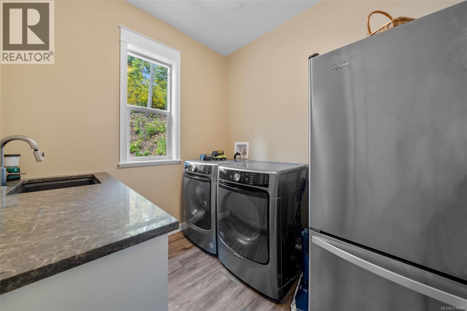 8130 Sa-seen-os Cres Property Photo 34