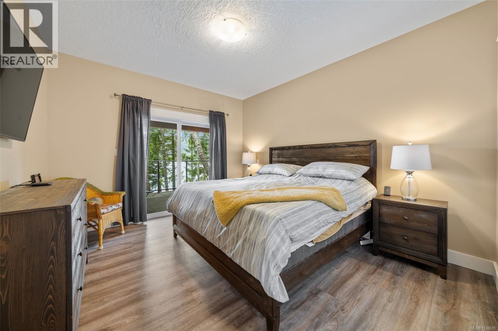 8130 Sa-seen-os Cres Property Photo 44