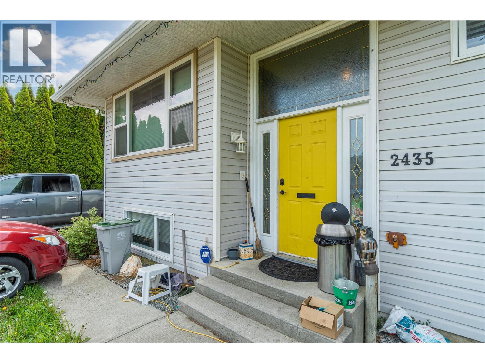 2435 Young Avenue Property Photo 3