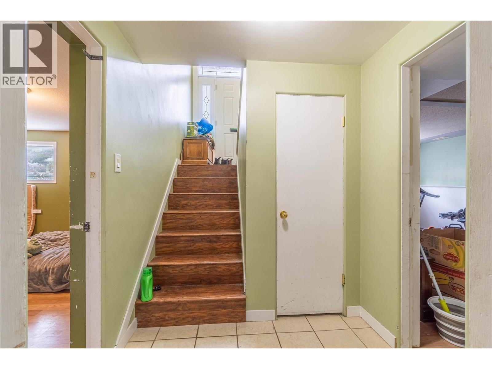 2435 Young Avenue Property Photo 4