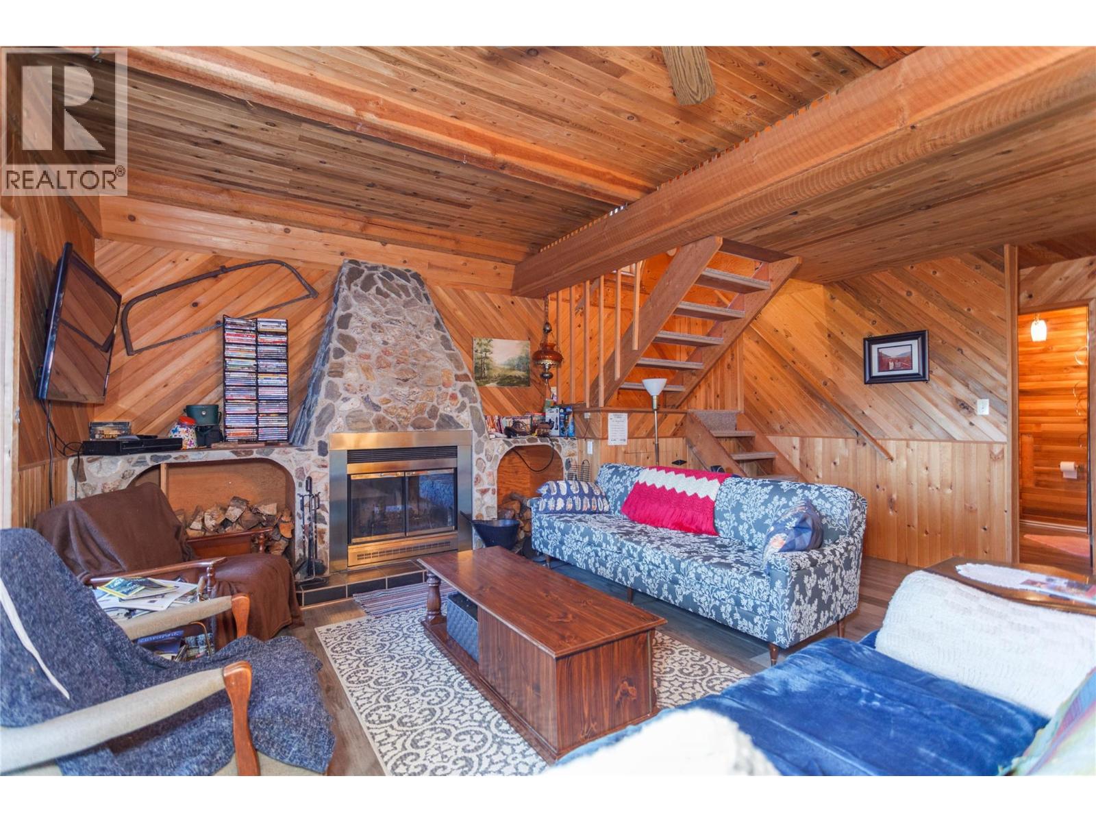 3217 Lumby Mabel Lake Road Property Photo 14