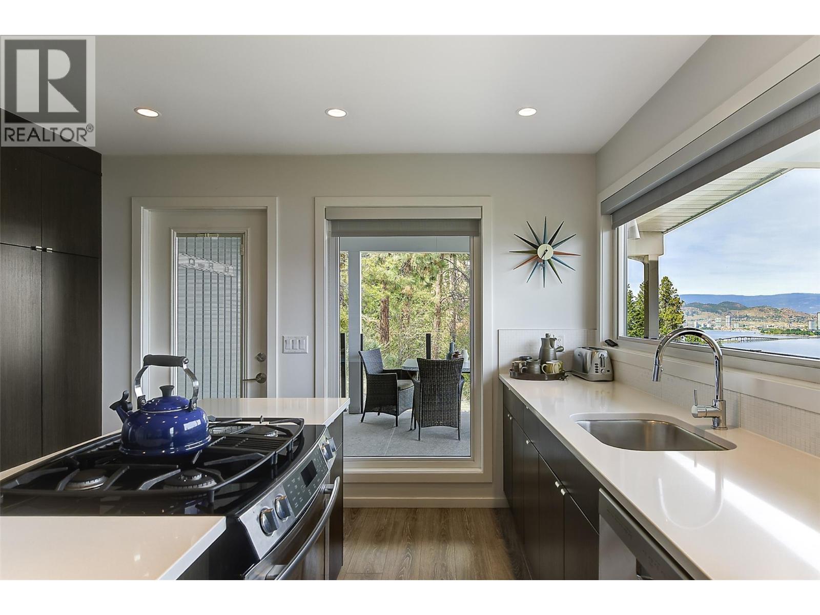 2674 Lakeview Road Property Photo 8