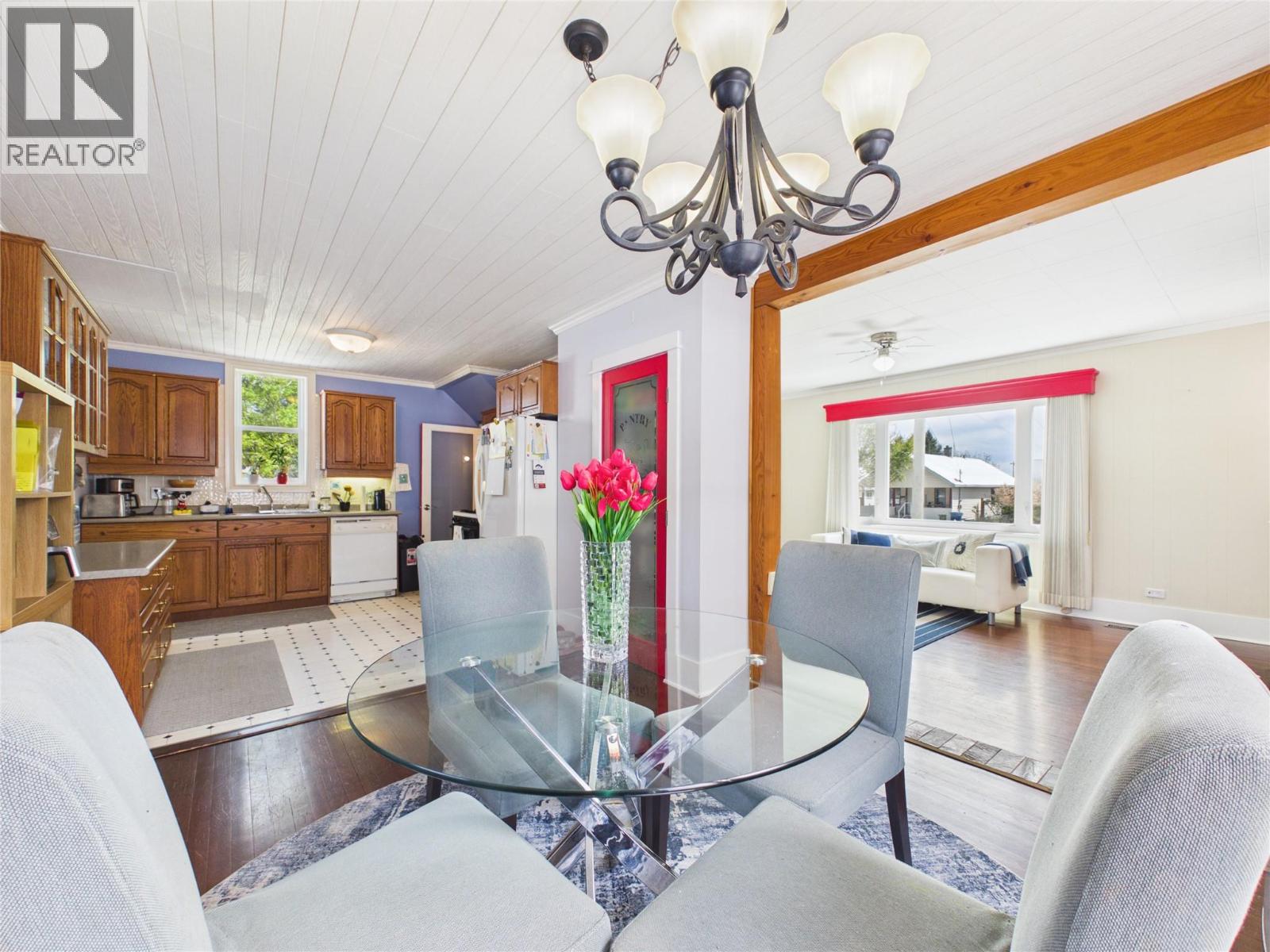 255 Burdett Street Property Photo 4