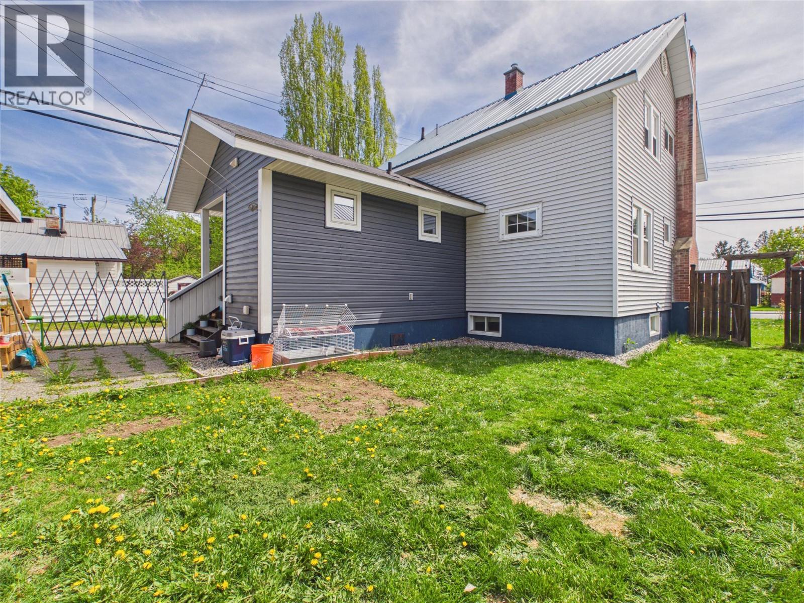255 Burdett Street Property Photo 5