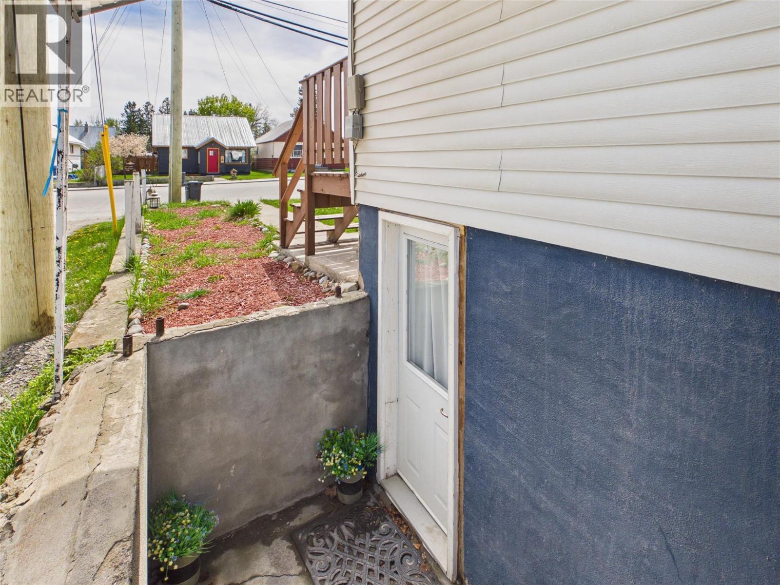 255 Burdett Street Property Photo 9