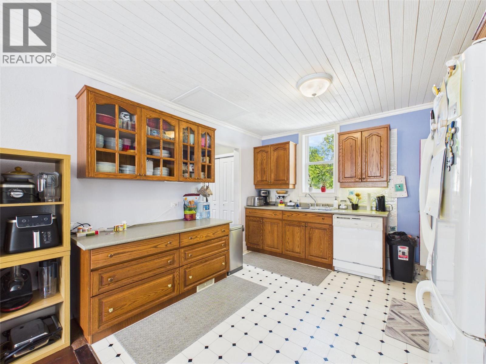 255 Burdett Street Property Photo 14