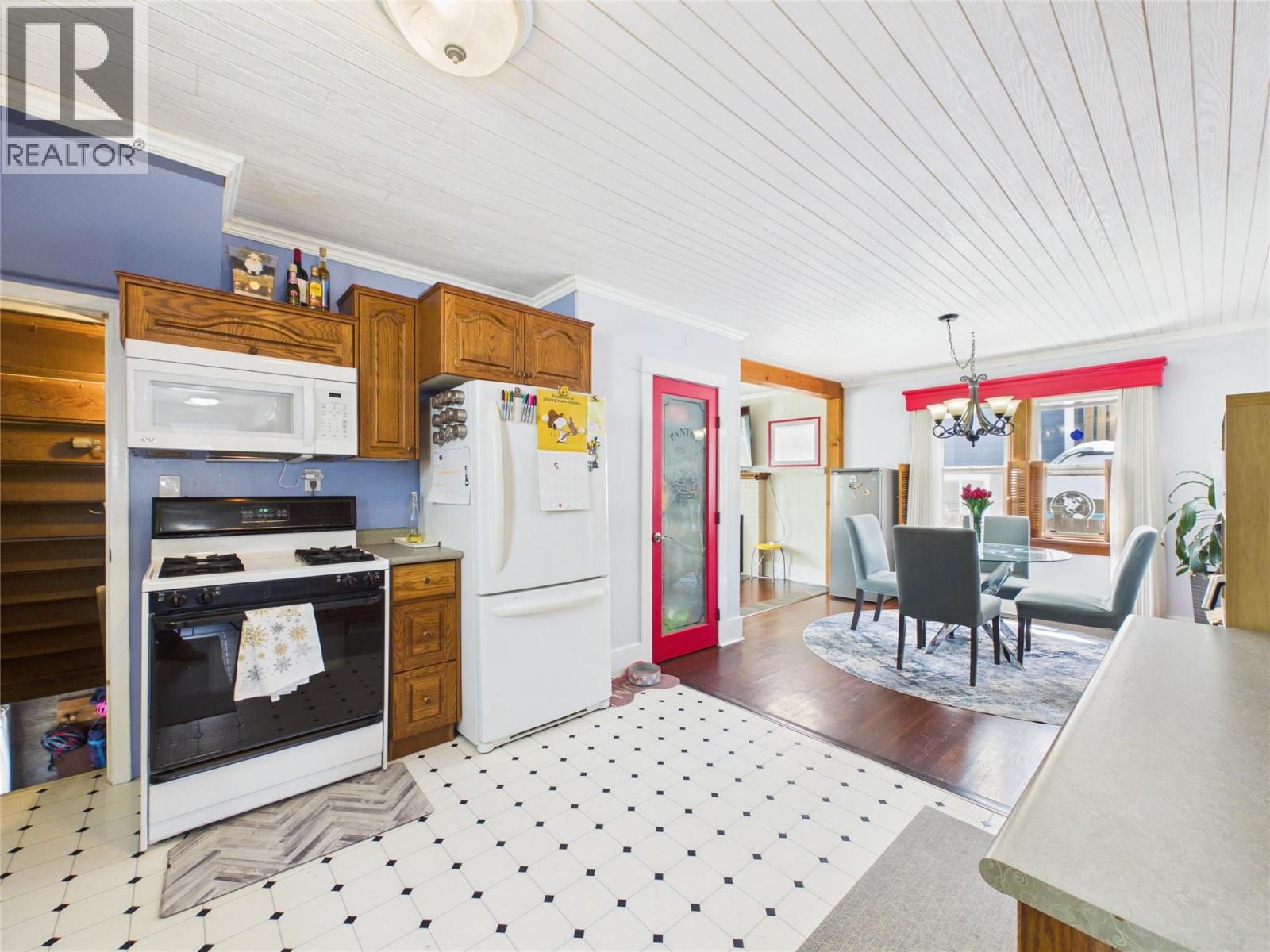 255 Burdett Street Property Photo 16