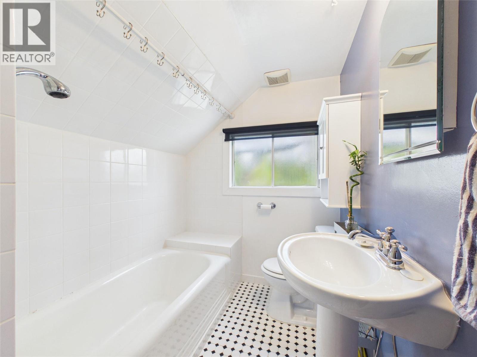 255 Burdett Street Property Photo 22
