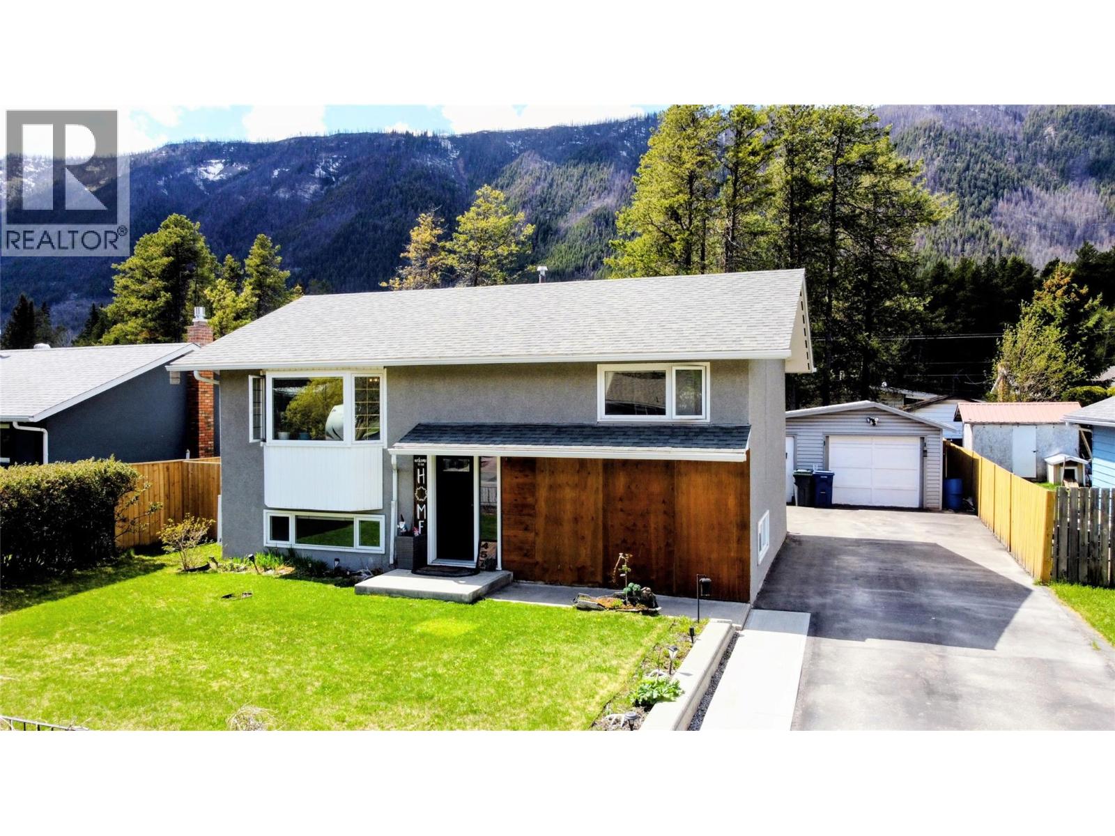 457 Mountain Ash Crescent Property Photo 1