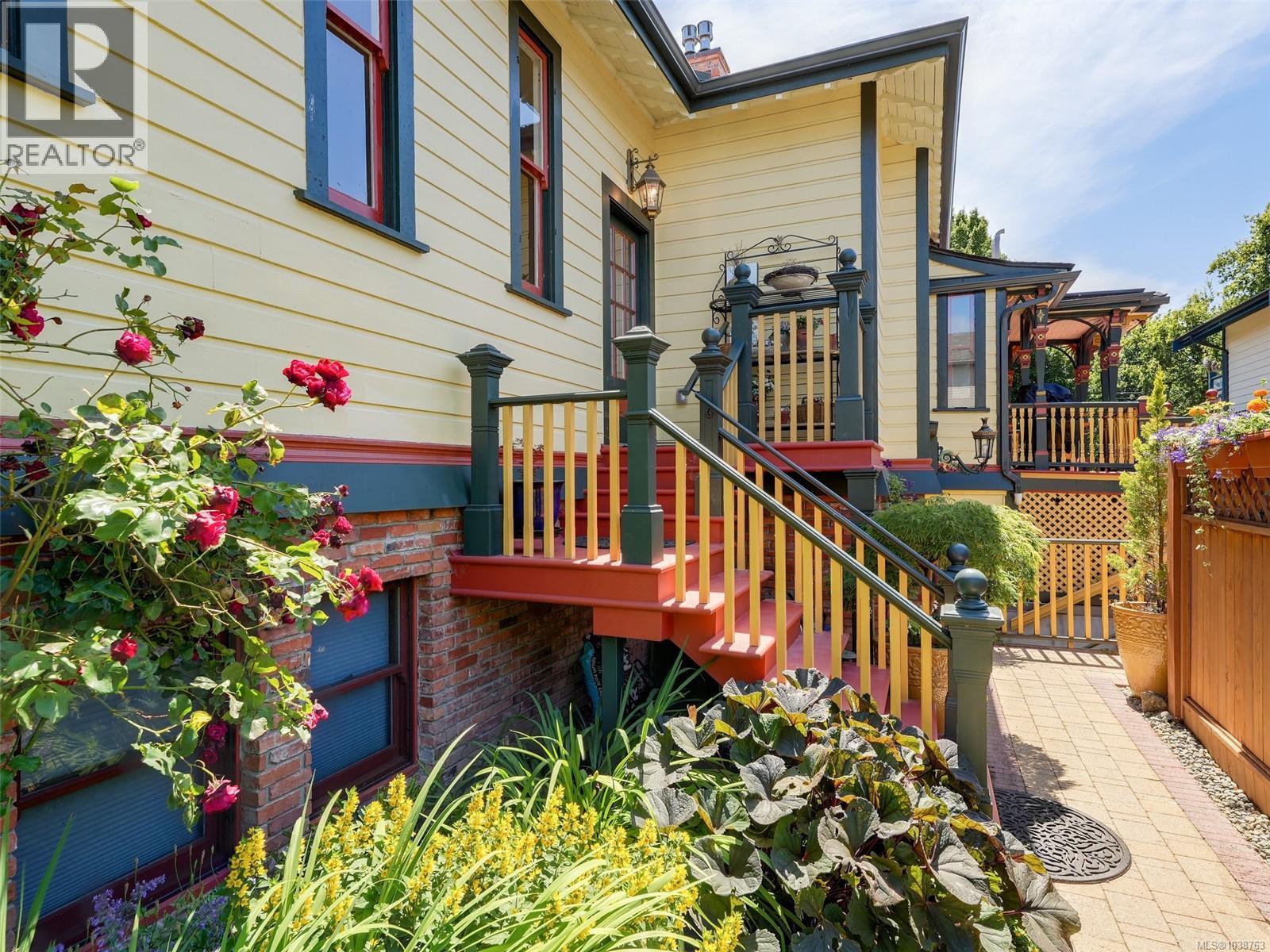 2 224 Superior St Property Photo 1
