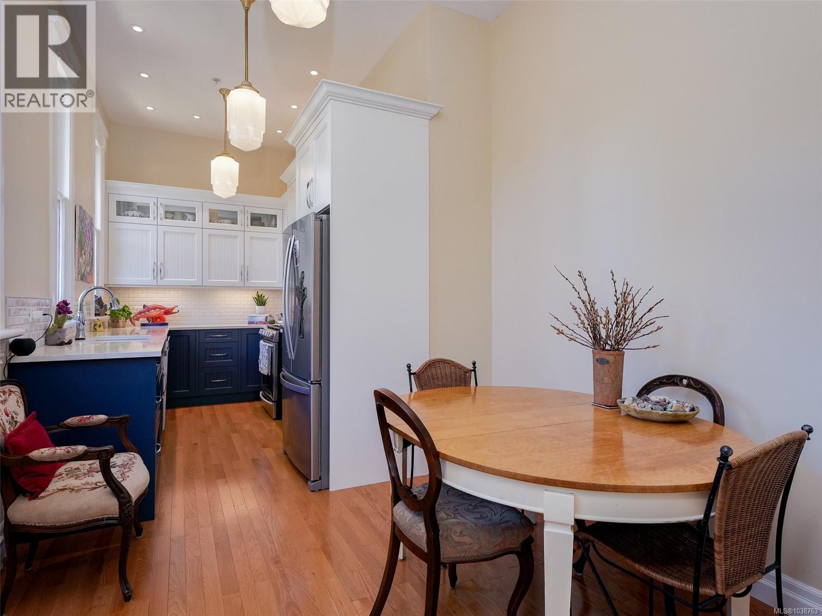 2 224 Superior St Property Photo 6