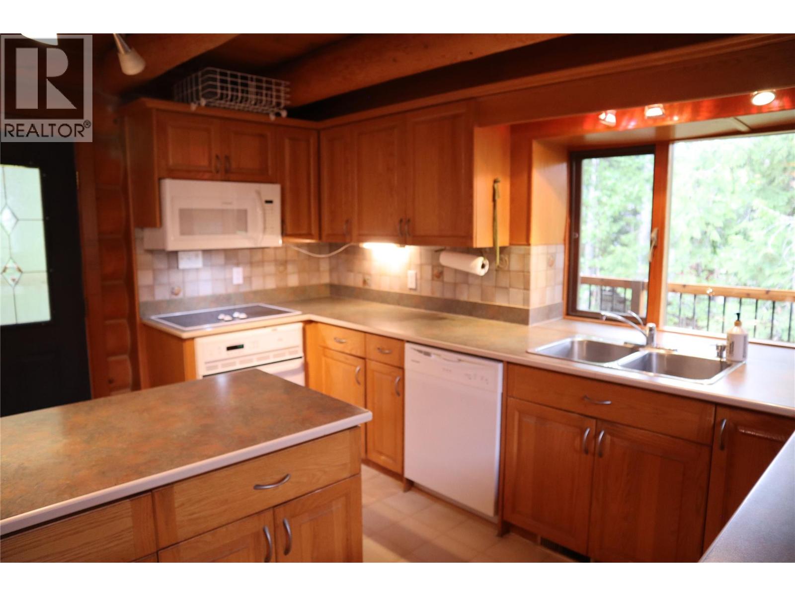 4221 Barriere Lakes Road Property Photo 7