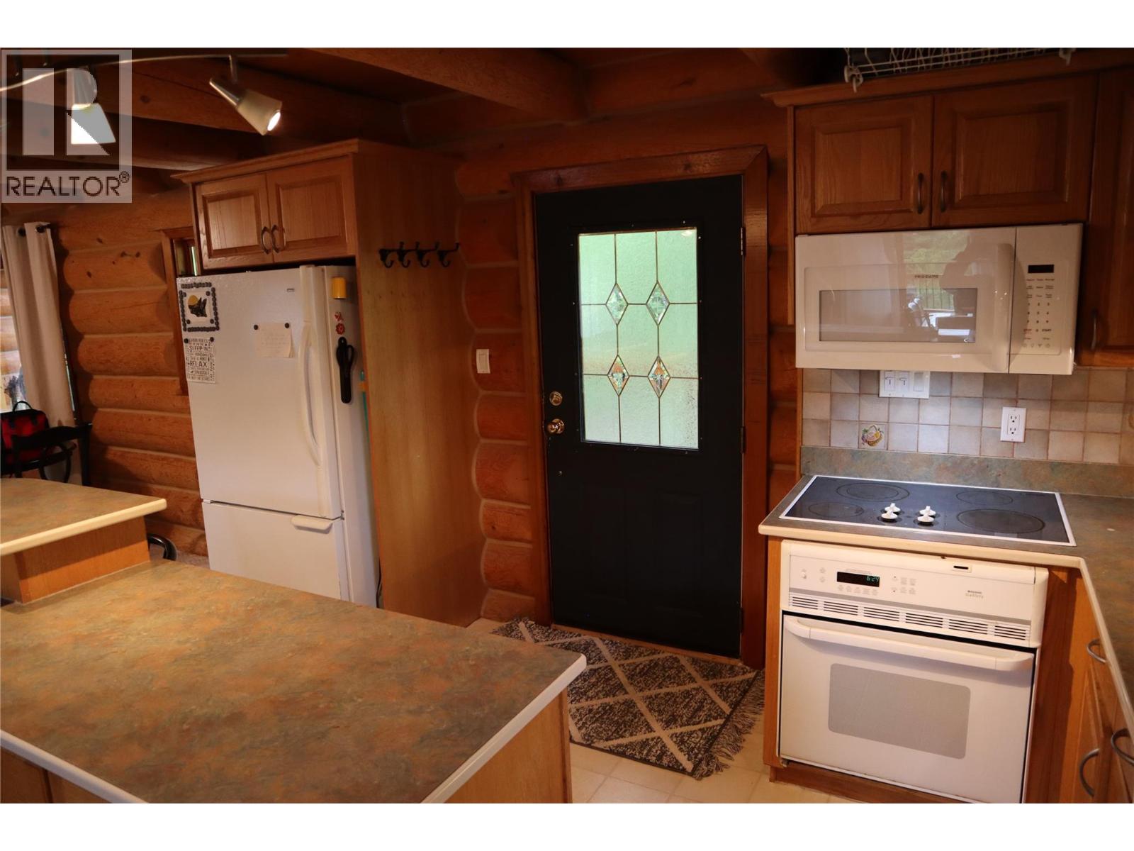 4221 Barriere Lakes Road Property Photo 9