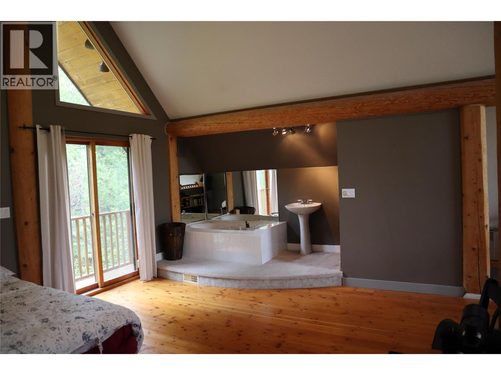 4221 Barriere Lakes Road Property Photo 17