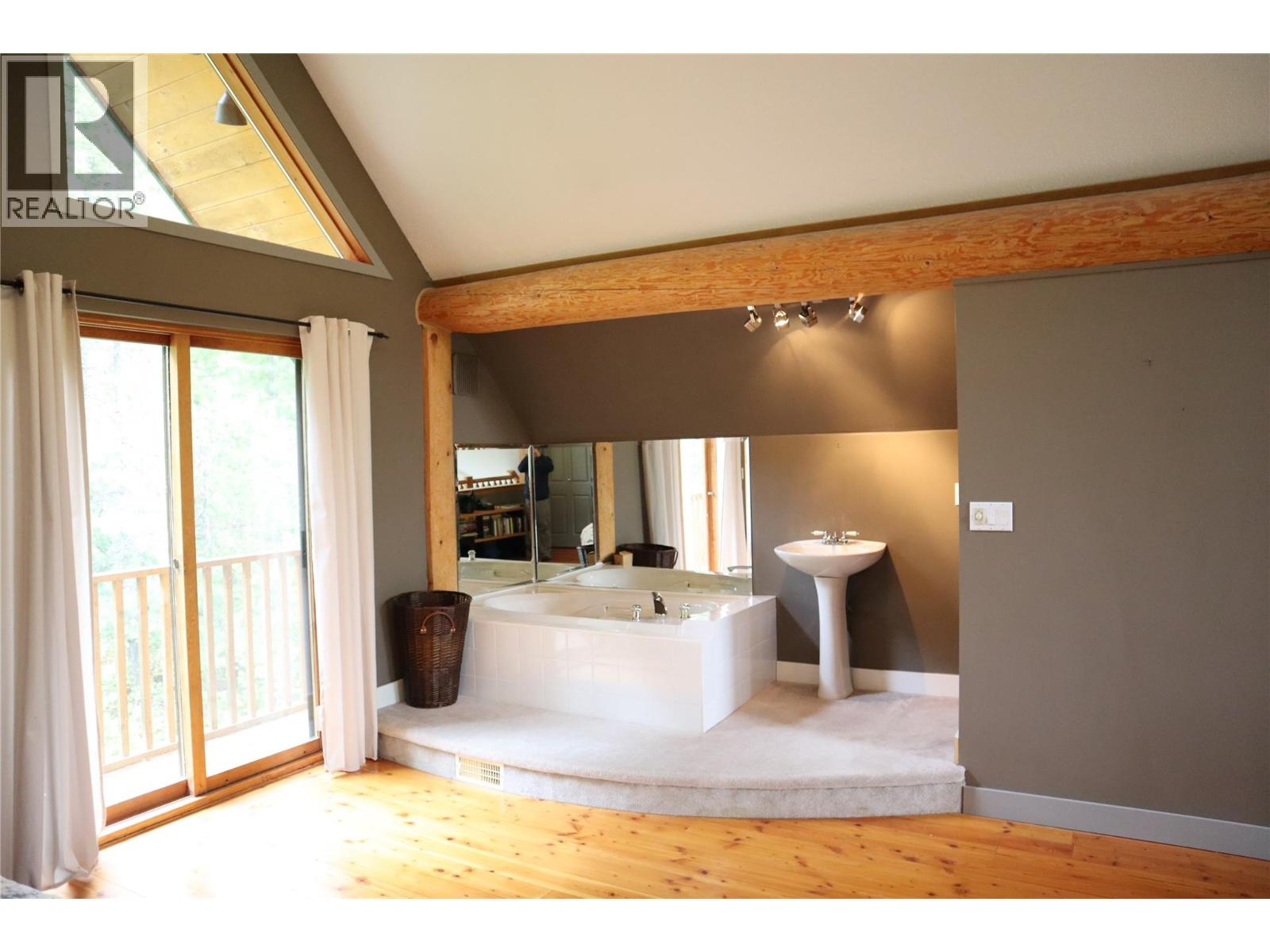 4221 Barriere Lakes Road Property Photo 20
