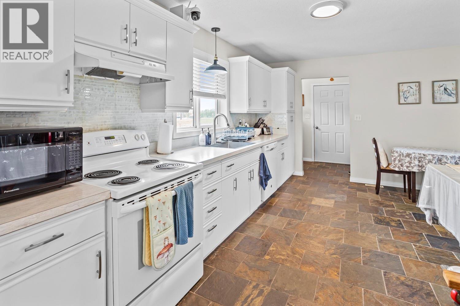 1027 Huscroft Road Property Photo 6