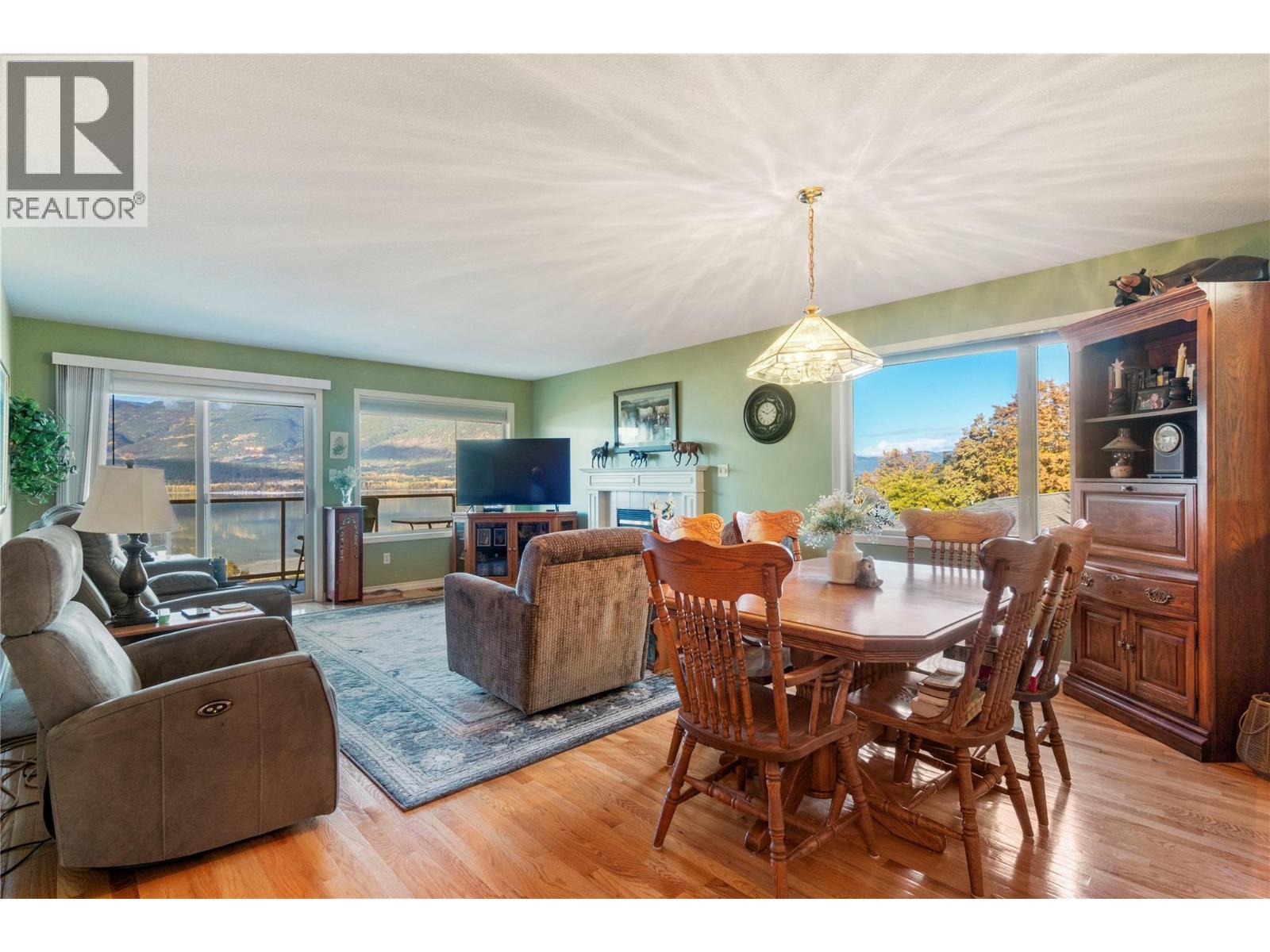 4483 14 Street Ne Property Photo 5