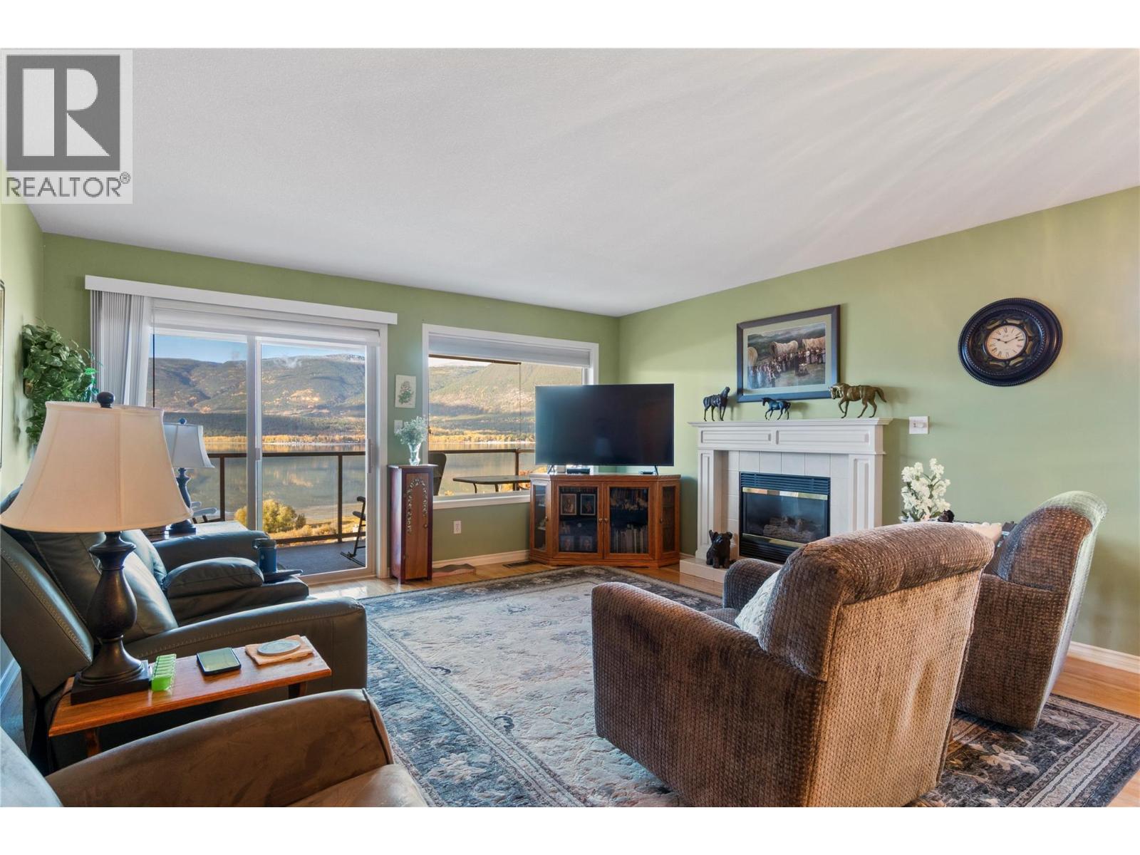 4483 14 Street Ne Property Photo 6