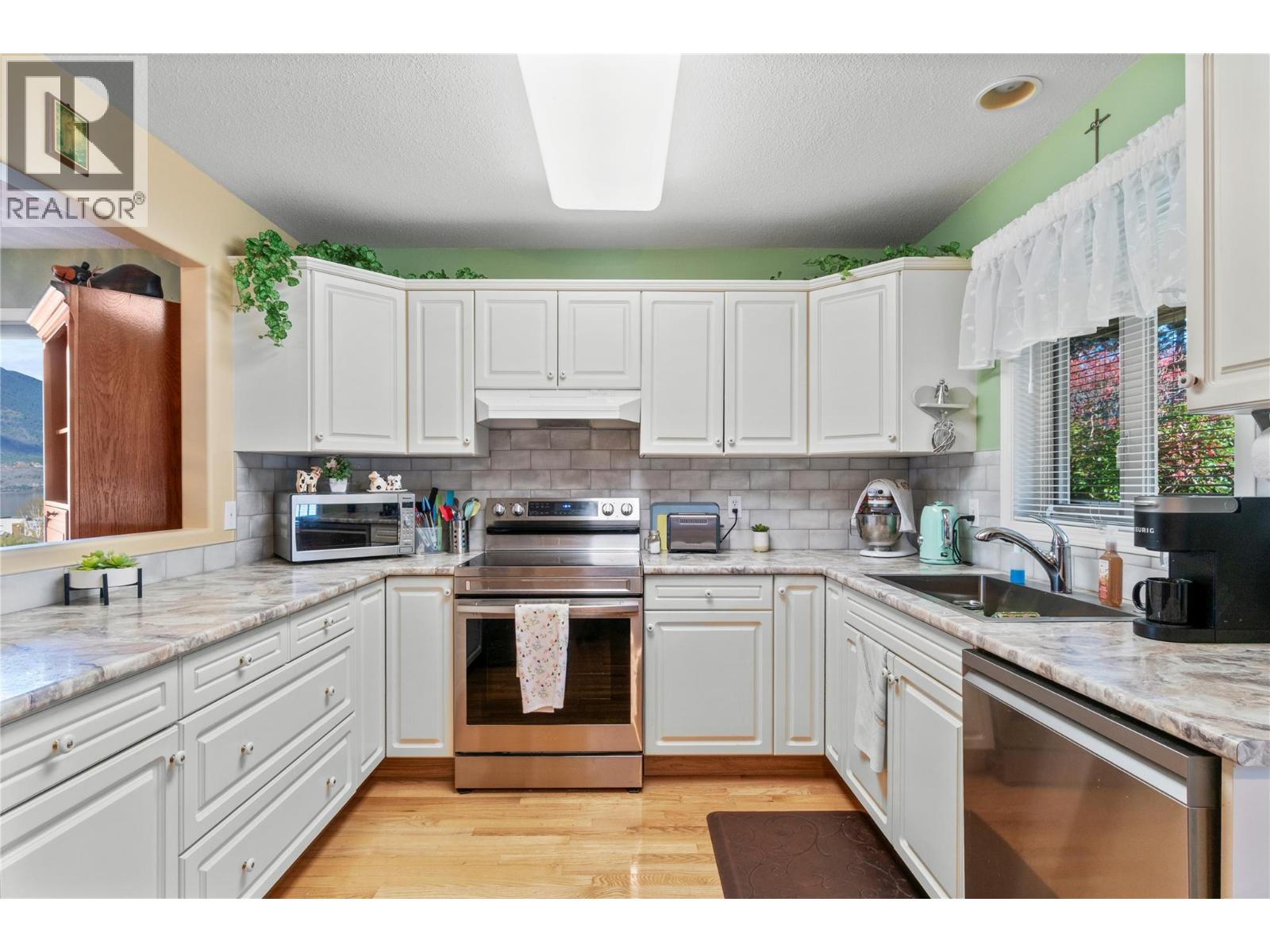 4483 14 Street Ne Property Photo 9