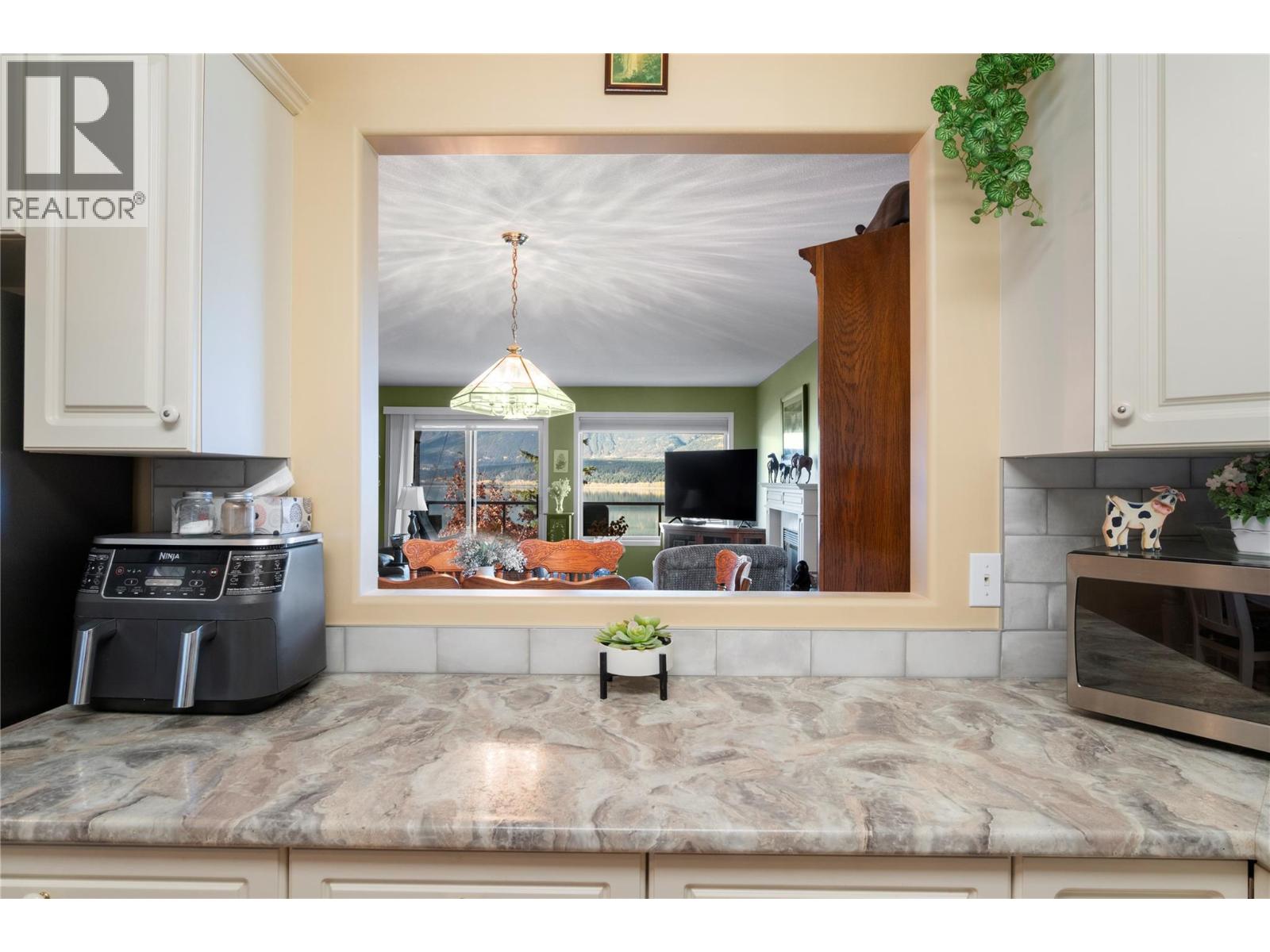 4483 14 Street Ne Property Photo 11