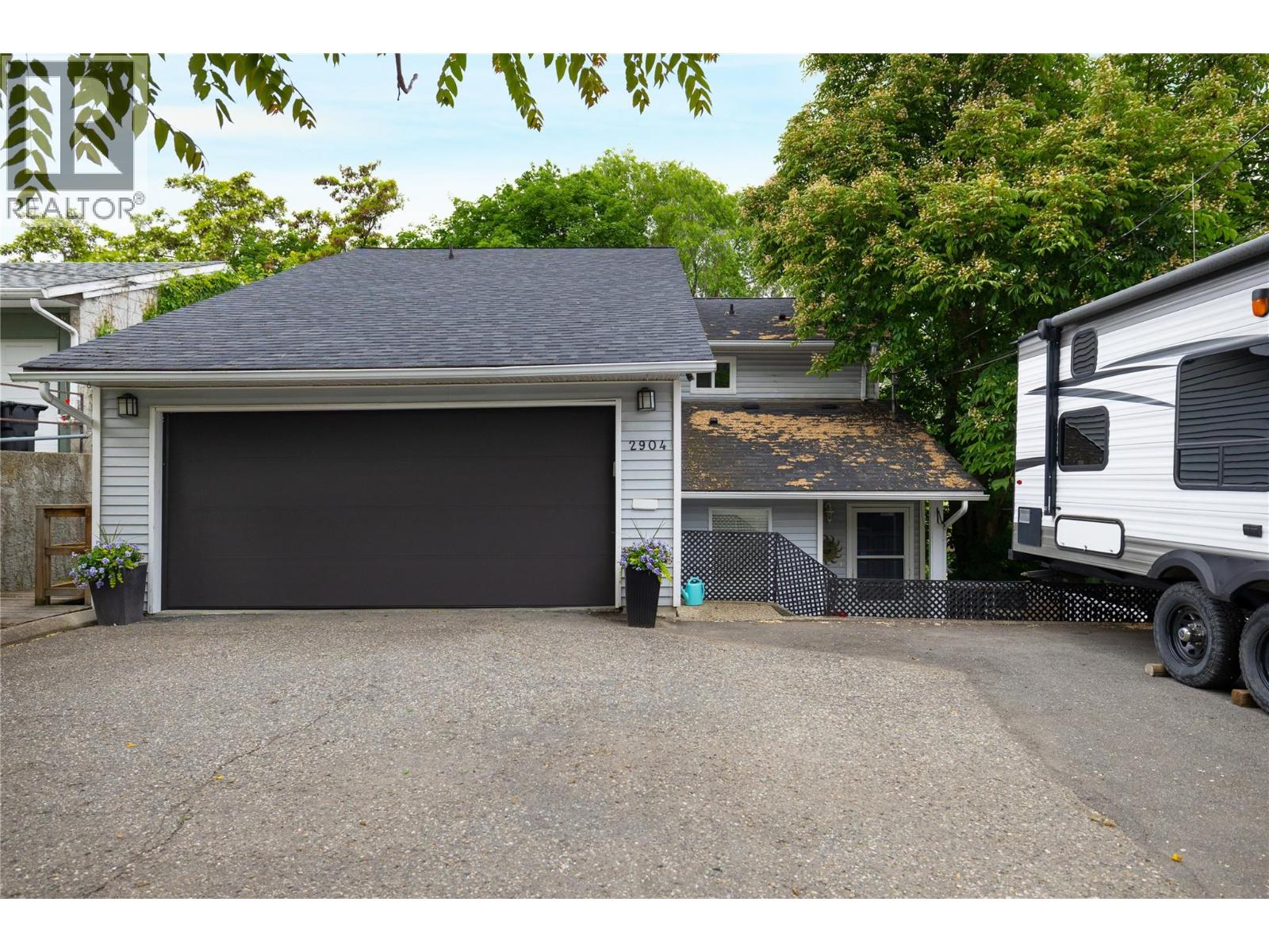 2904 24 Street Property Photo 2