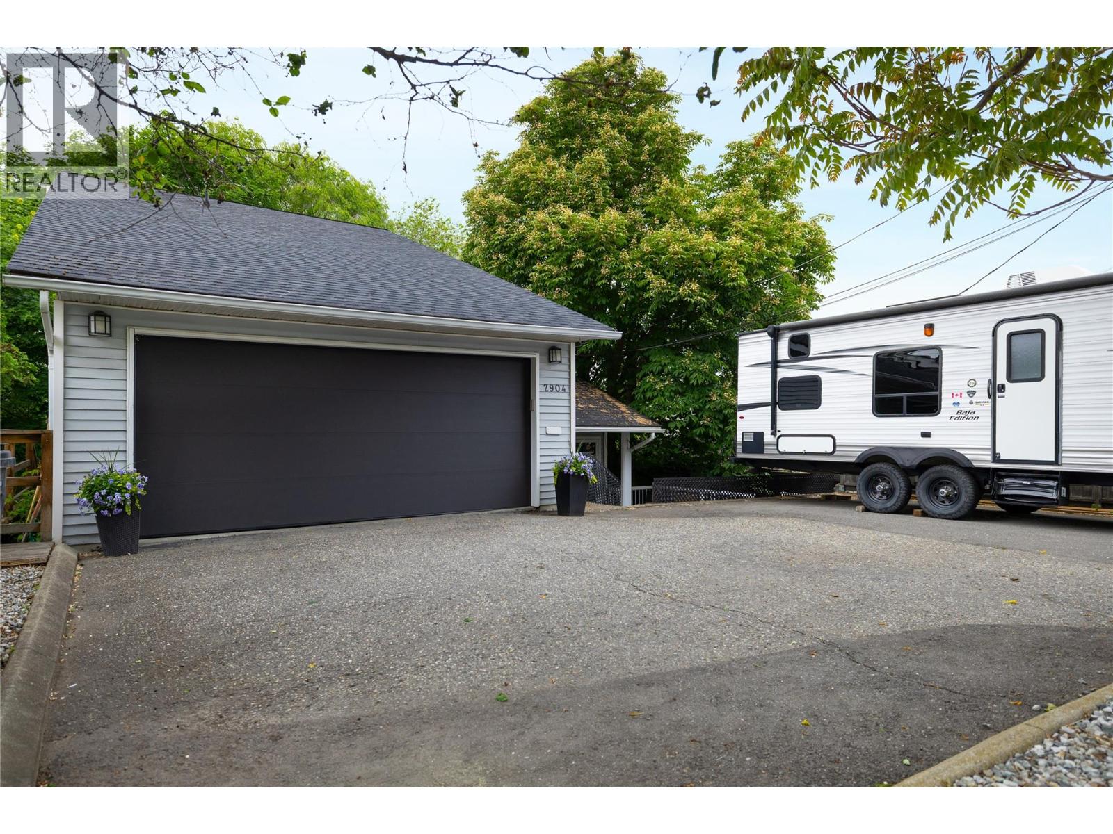 2904 24 Street Property Photo 3