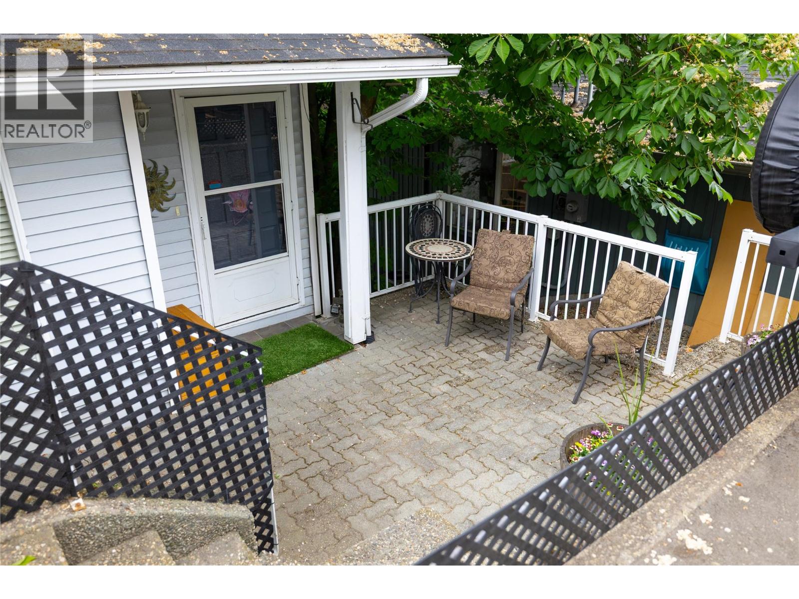 2904 24 Street Property Photo 5