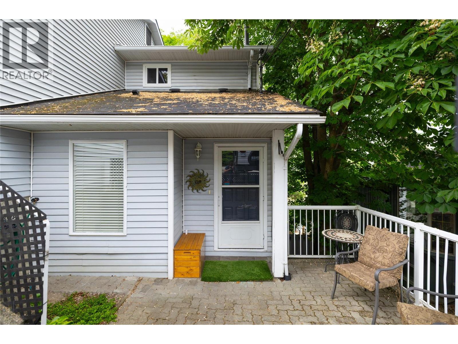 2904 24 Street Property Photo 6