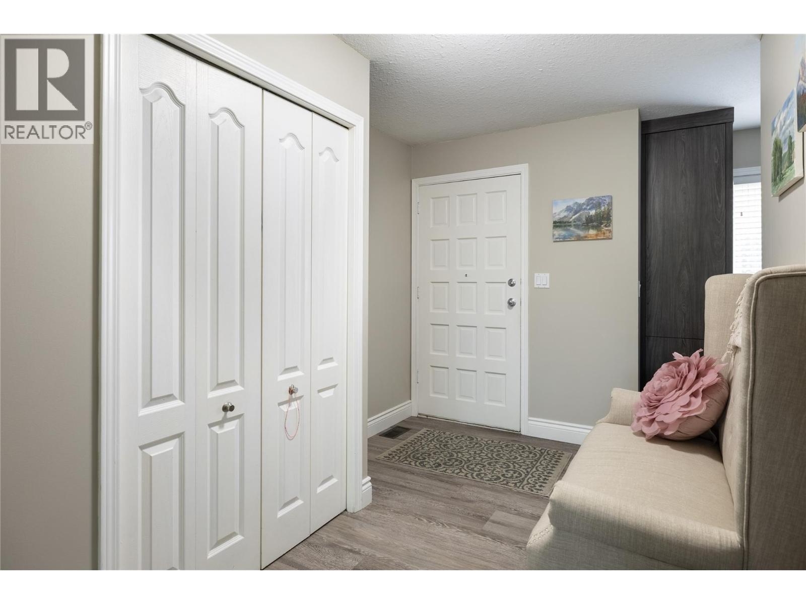 2904 24 Street Property Photo 7