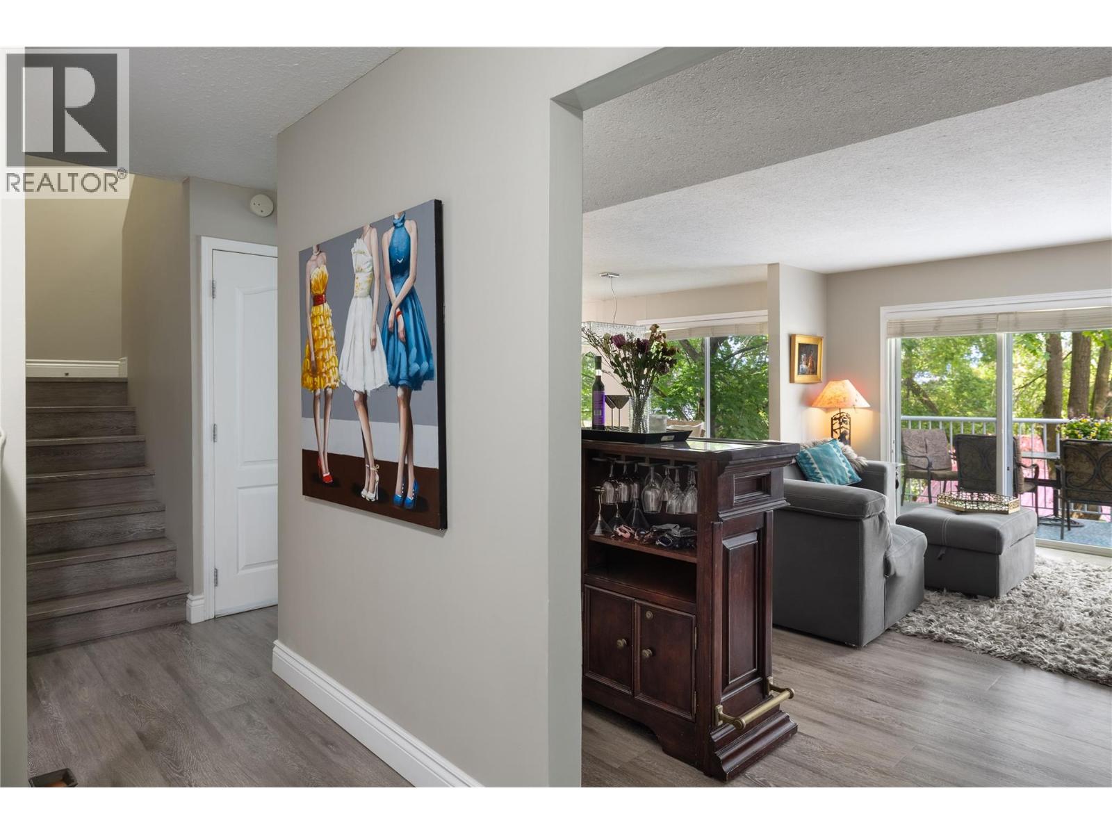 2904 24 Street Property Photo 9