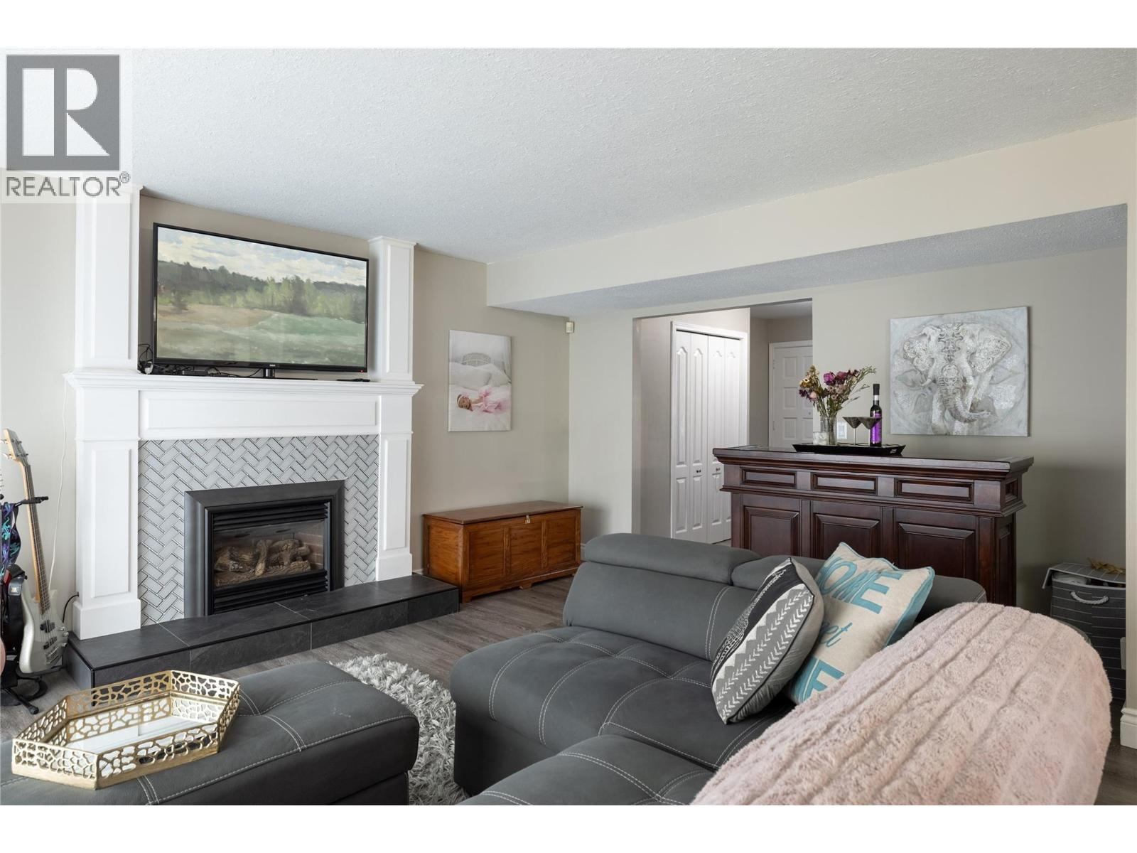 2904 24 Street Property Photo 10