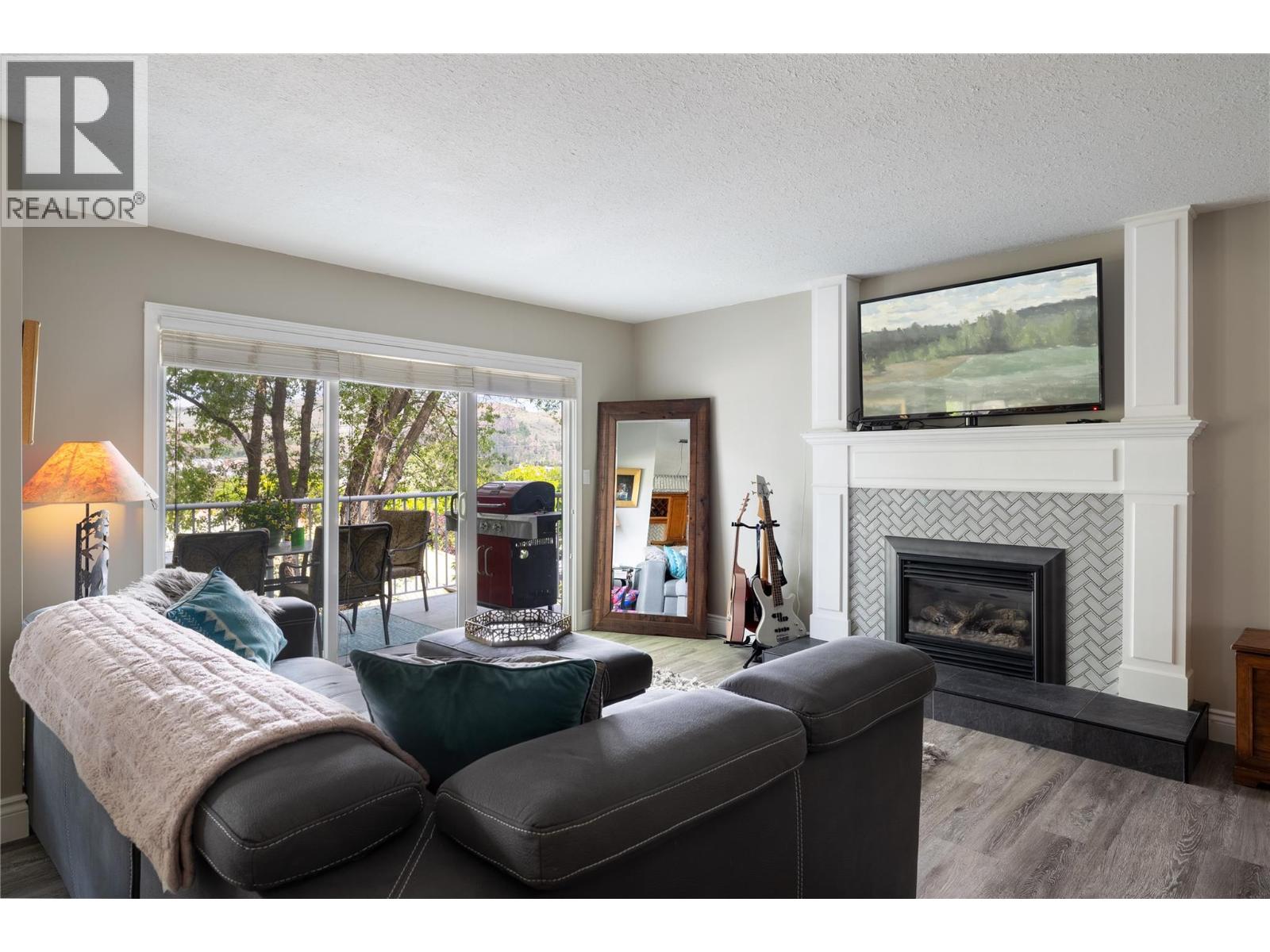 2904 24 Street Property Photo 11