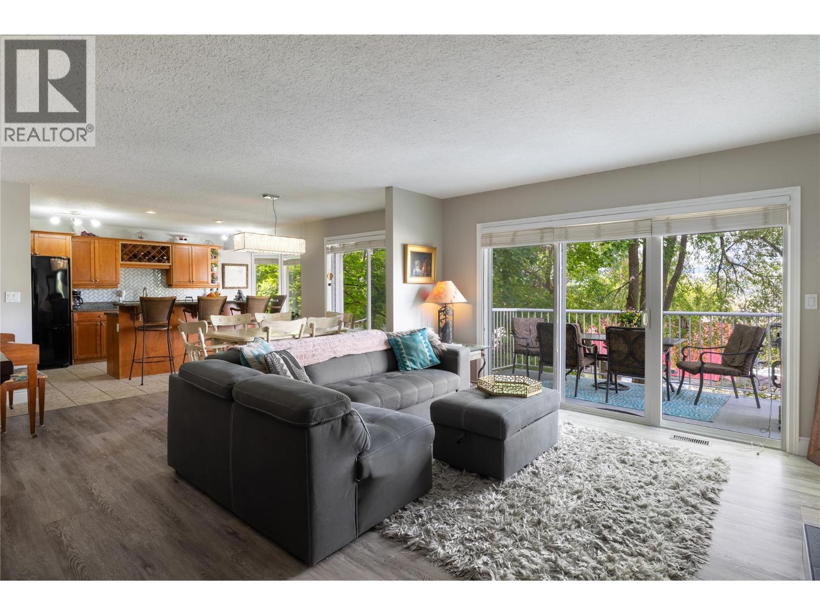 2904 24 Street Property Photo 12