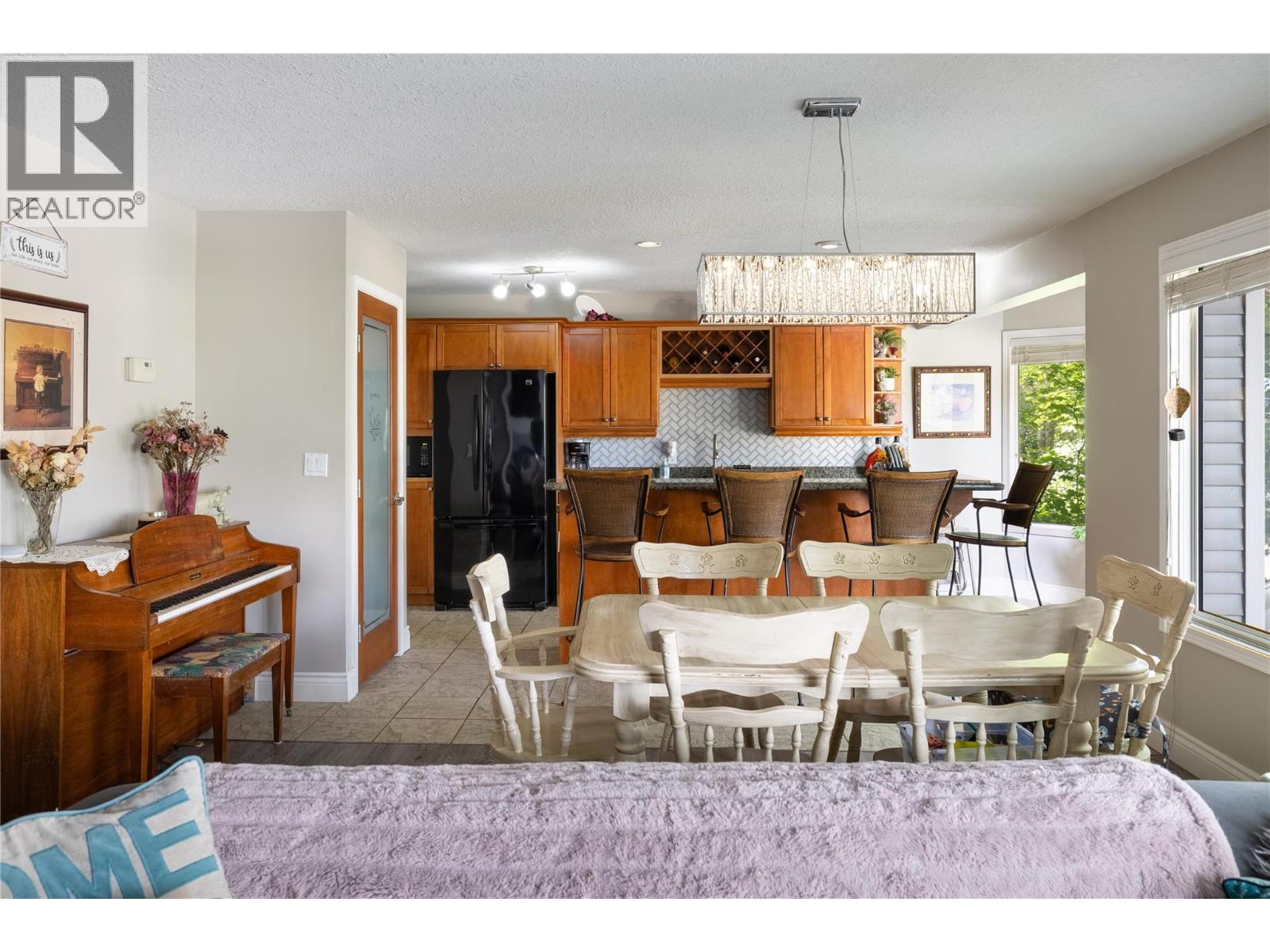 2904 24 Street Property Photo 17