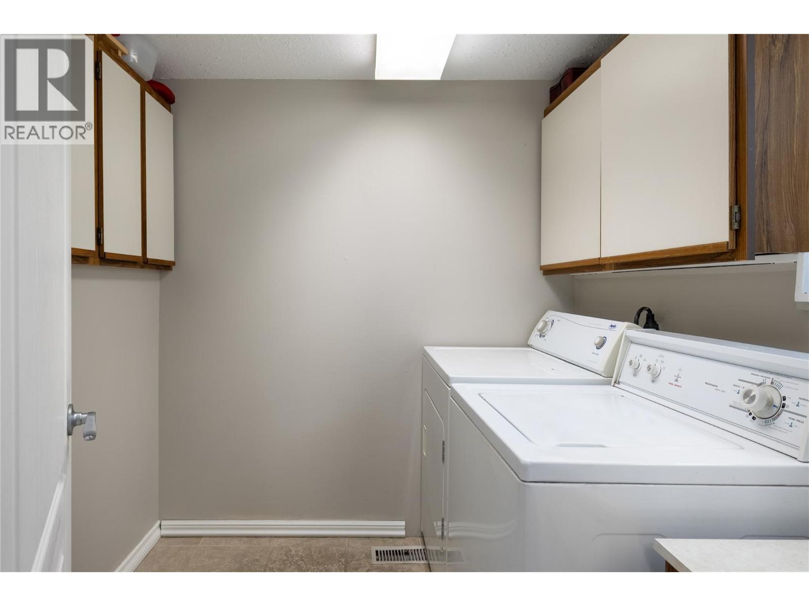 2904 24 Street Property Photo 23
