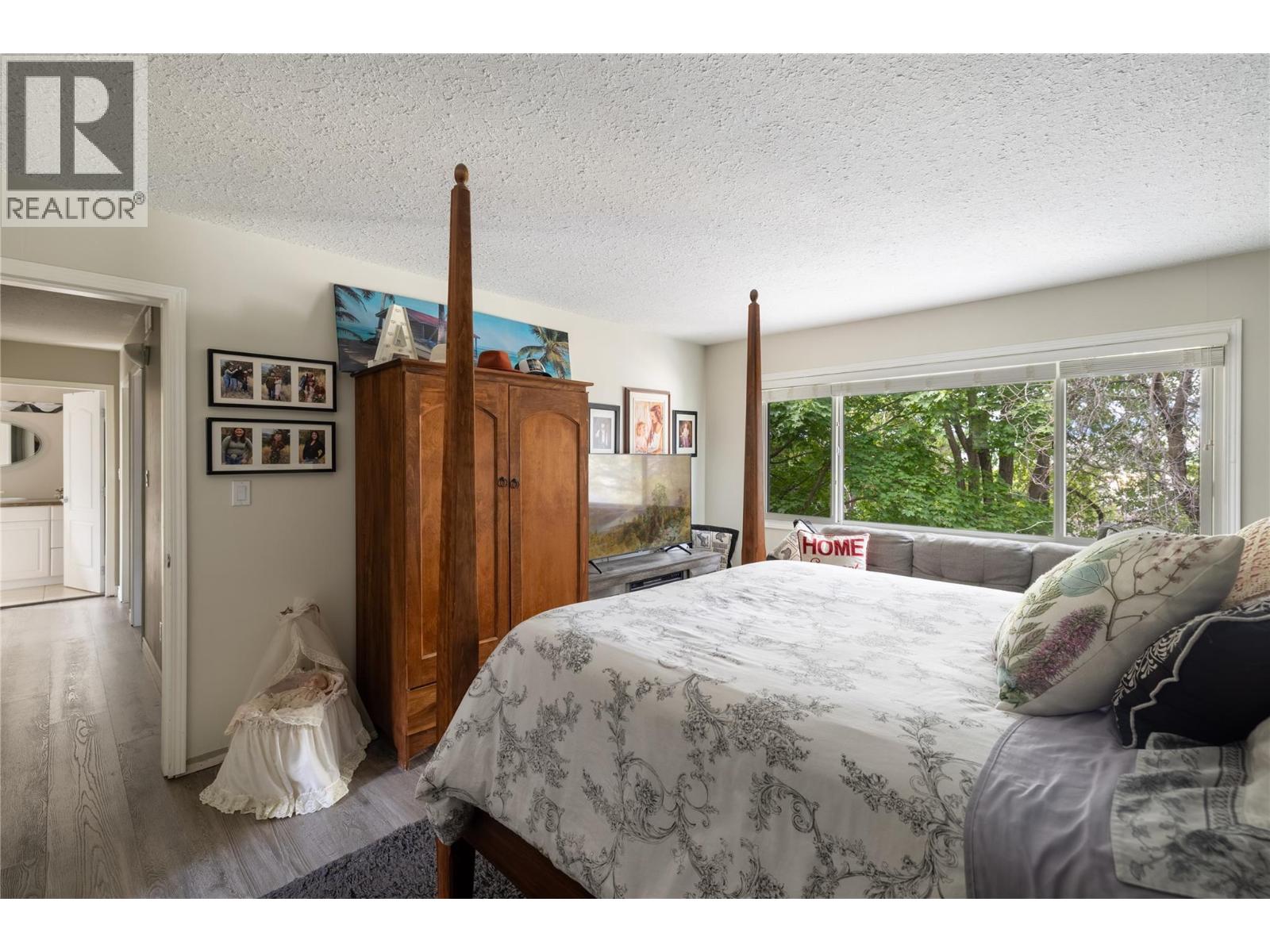 2904 24 Street Property Photo 28