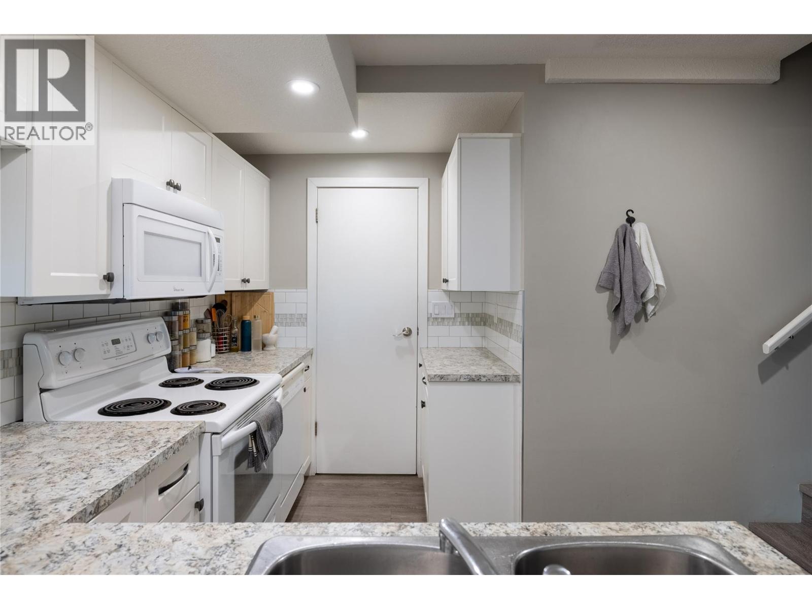 2904 24 Street Property Photo 35