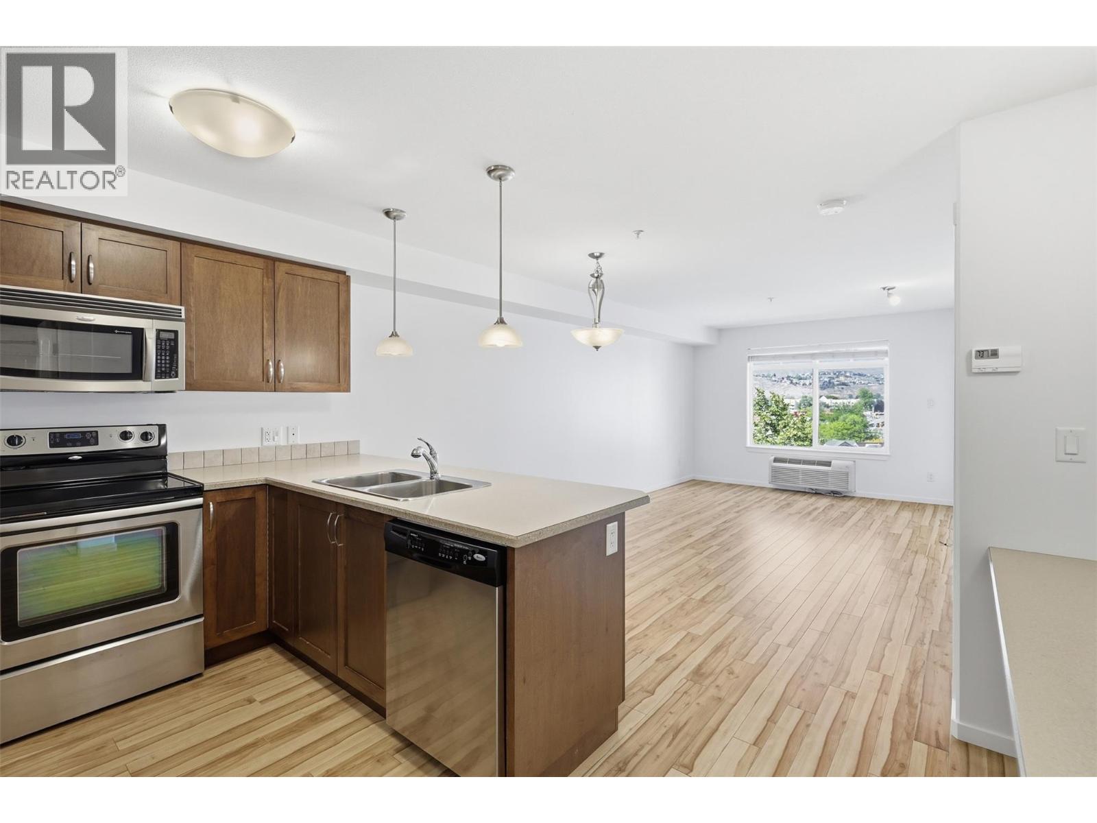 689 Tranquille Road Unit# 513 Property Photo 5