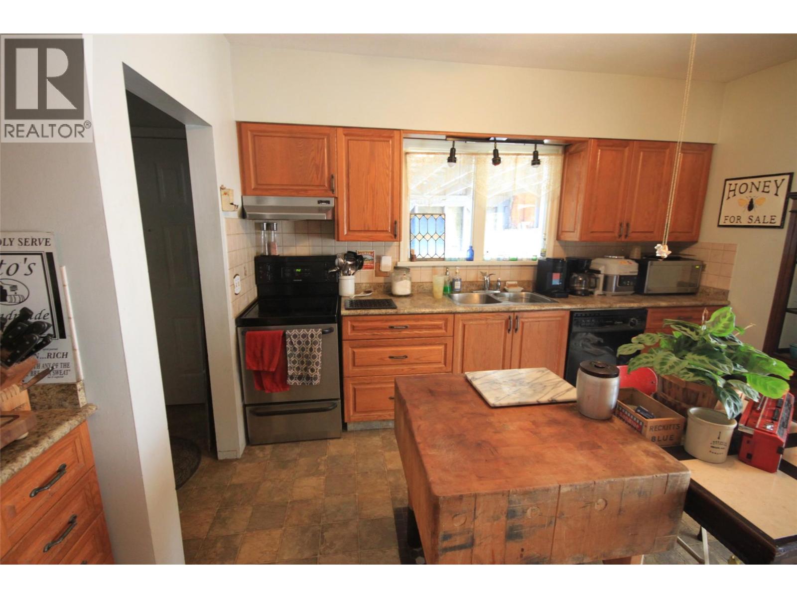 3208 35 Street Property Photo 3