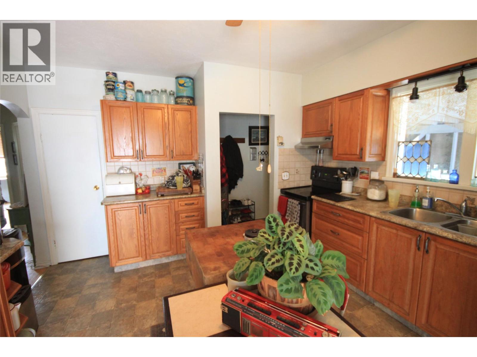3208 35 Street Property Photo 4