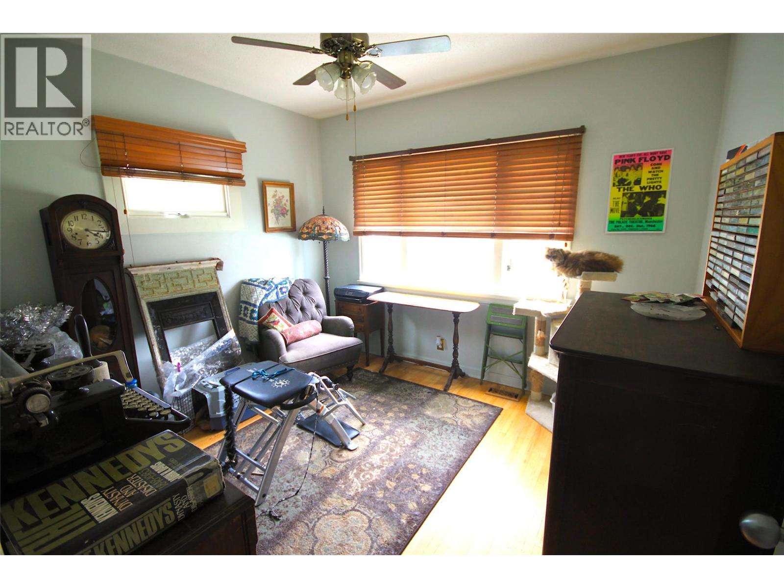 3208 35 Street Property Photo 5