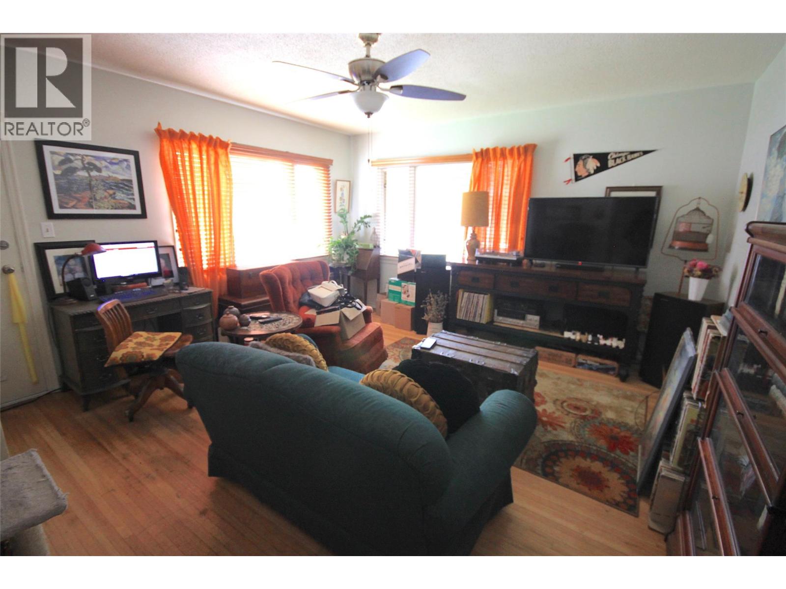 3208 35 Street Property Photo 6