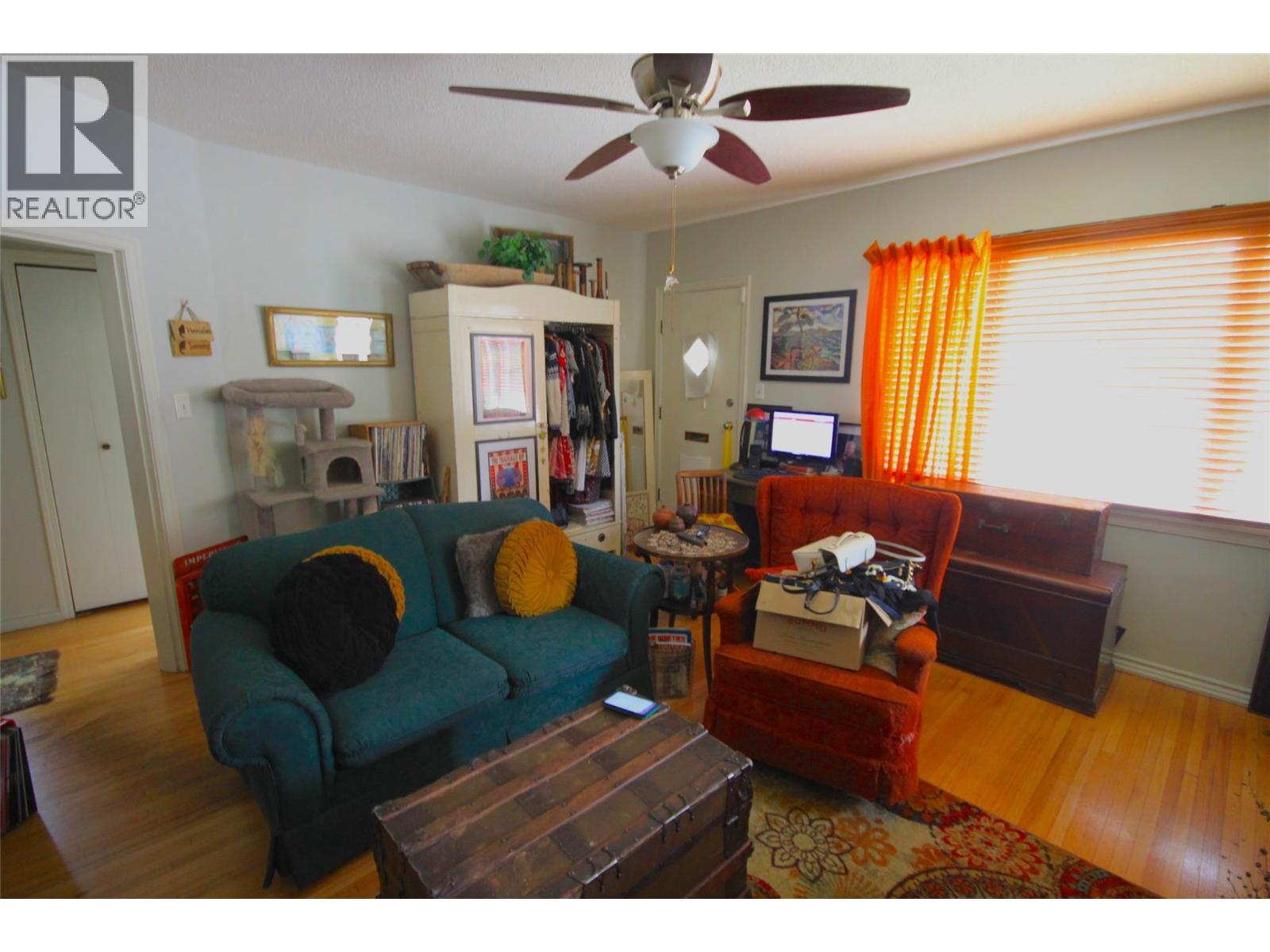 3208 35 Street Property Photo 7