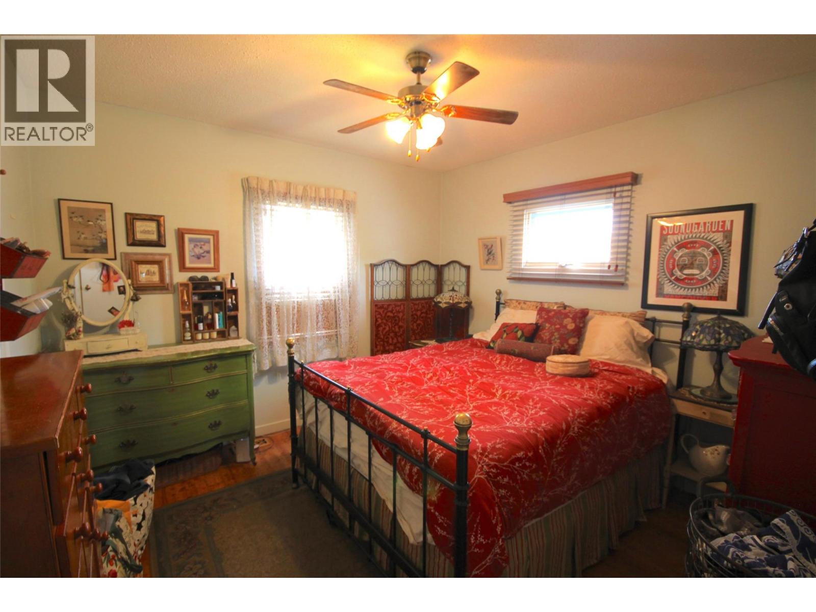 3208 35 Street Property Photo 8