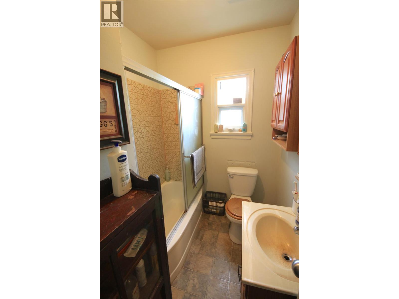 3208 35 Street Property Photo 9