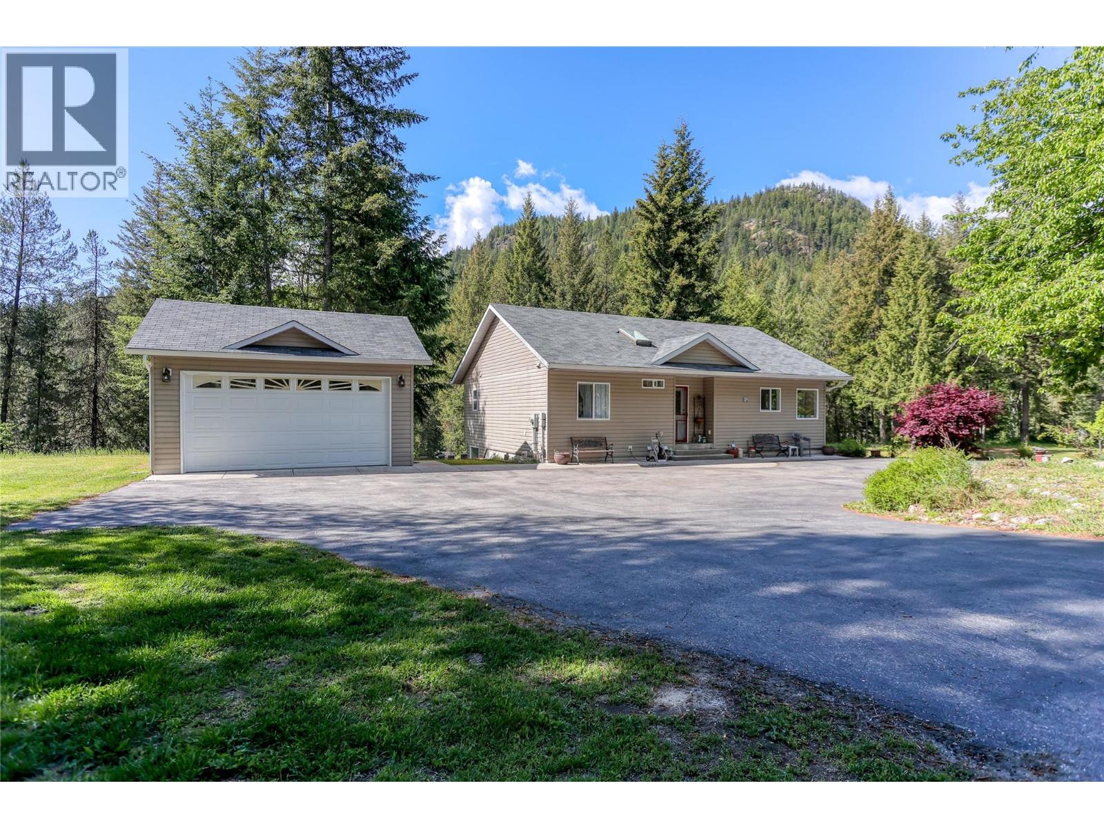2693 Osachoff Road Property Photo 5